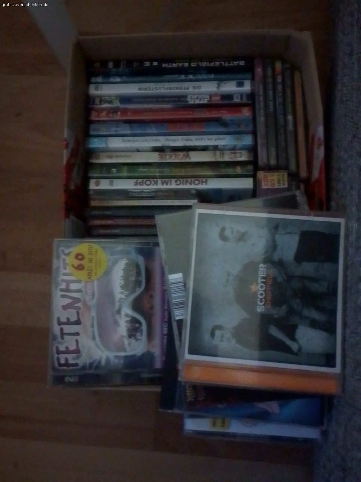 1 Kiste voller CDs und DVDs. keine Beschädigungen und auch keine Kratzer es funktionieren noch einmanfrei