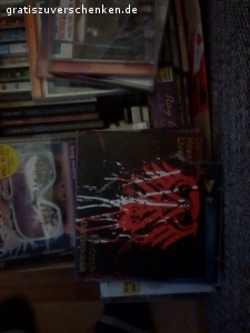 1 Kiste voller CDs und DVDs. keine Beschädigungen und auch keine Kratzer es funktionieren noch einmanfrei