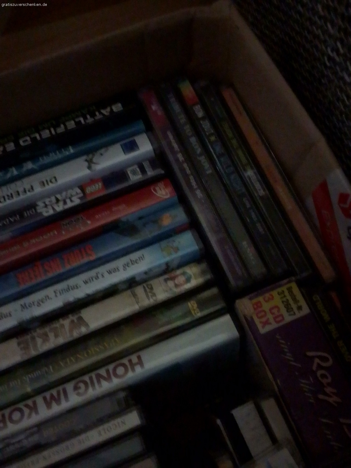 1 Kiste voller CDs und DVDs. keine Beschädigungen und auch keine Kratzer es funktionieren noch einmanfrei