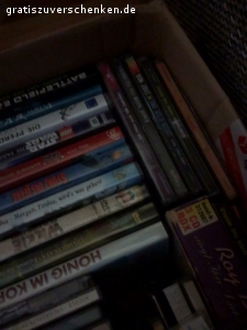 1 Kiste voller CDs und DVDs. keine Beschädigungen und auch keine Kratzer es funktionieren noch einmanfrei