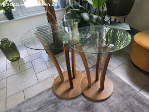 2 Beistelltische mit Glasplatte