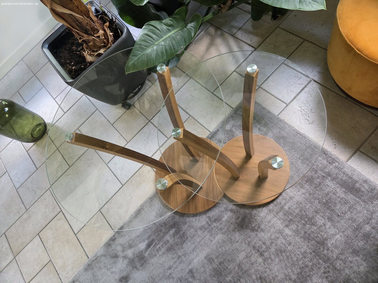 2 Beistelltische mit Glasplatte. 2 Beistelltische mit Glasplatten
Maße (Höhe, Durchmesser Platte): 
- 52cm, 40cm
- 56cm, 50cm