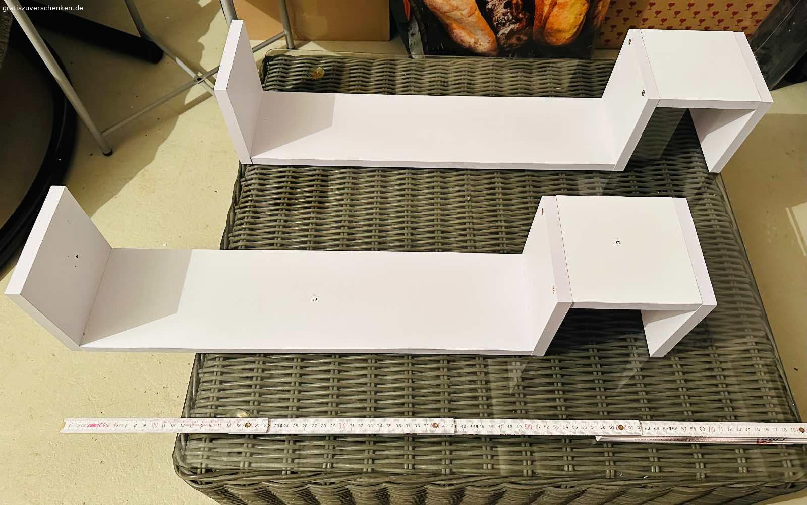 2 Regale - neu!. Es handelt sich um 2 kleinere Regale, die an die Wand angebracht werden sollen. Ich habe sie zusammengebaut und dann festgestellt, dass sie mir an der Stelle, wo ich sie hin haben wollte, doch nicht gefallen. Somit sind sie nie an die wand angebracht worden und sind komplett unbenutzt.