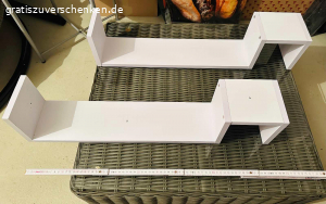 2 Regale - neu!. Es handelt sich um 2 kleinere Regale, die an die Wand angebracht werden sollen. Ich habe sie zusammengebaut und dann festgestellt, dass sie mir an der Stelle, wo ich sie hin haben wollte, doch nicht gefallen. Somit sind sie nie an die wand angebracht worden und sind komplett unbenutzt.