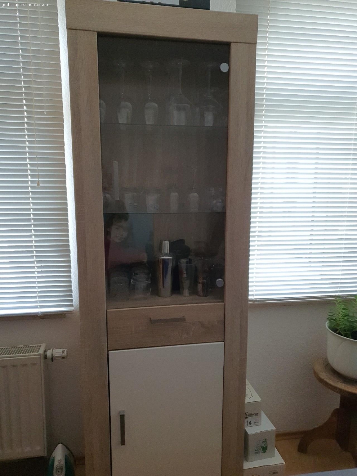 2 vitrinen und sidebord. Siehe Foto, nur Selbstabholer und wenn abgebaut werden muß, auch selber abbauen. sidebord ist sehr schwer