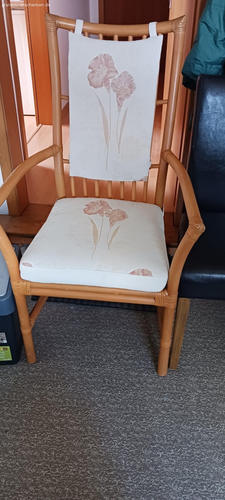 3 Stühle zu Verschenken. 3 Stühle