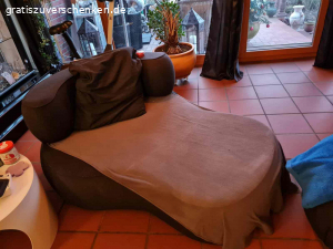 2 x Couch und 1 x Ottomane zu verschenken. 2 x Couch (wie Bild 1) und eine Ottomane (Bild 2), zusammen also 3 Möbelstücke, zu verschenken. Zustand: Sehr gut.
Ehemals von Who's Perfect. 
Abholung in 72666 Neckartailfingen