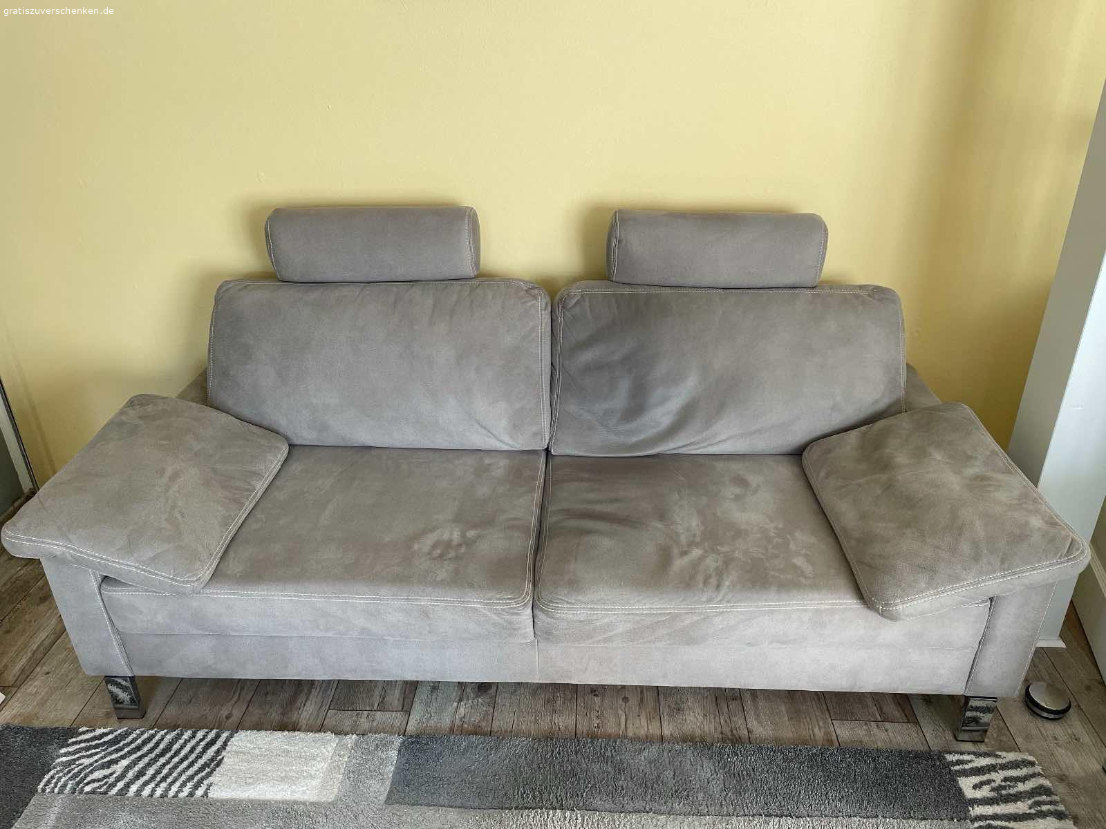 3er und 2er Couch zu verschenken. Gut erhaltende Couch, grau, Mikrofaser