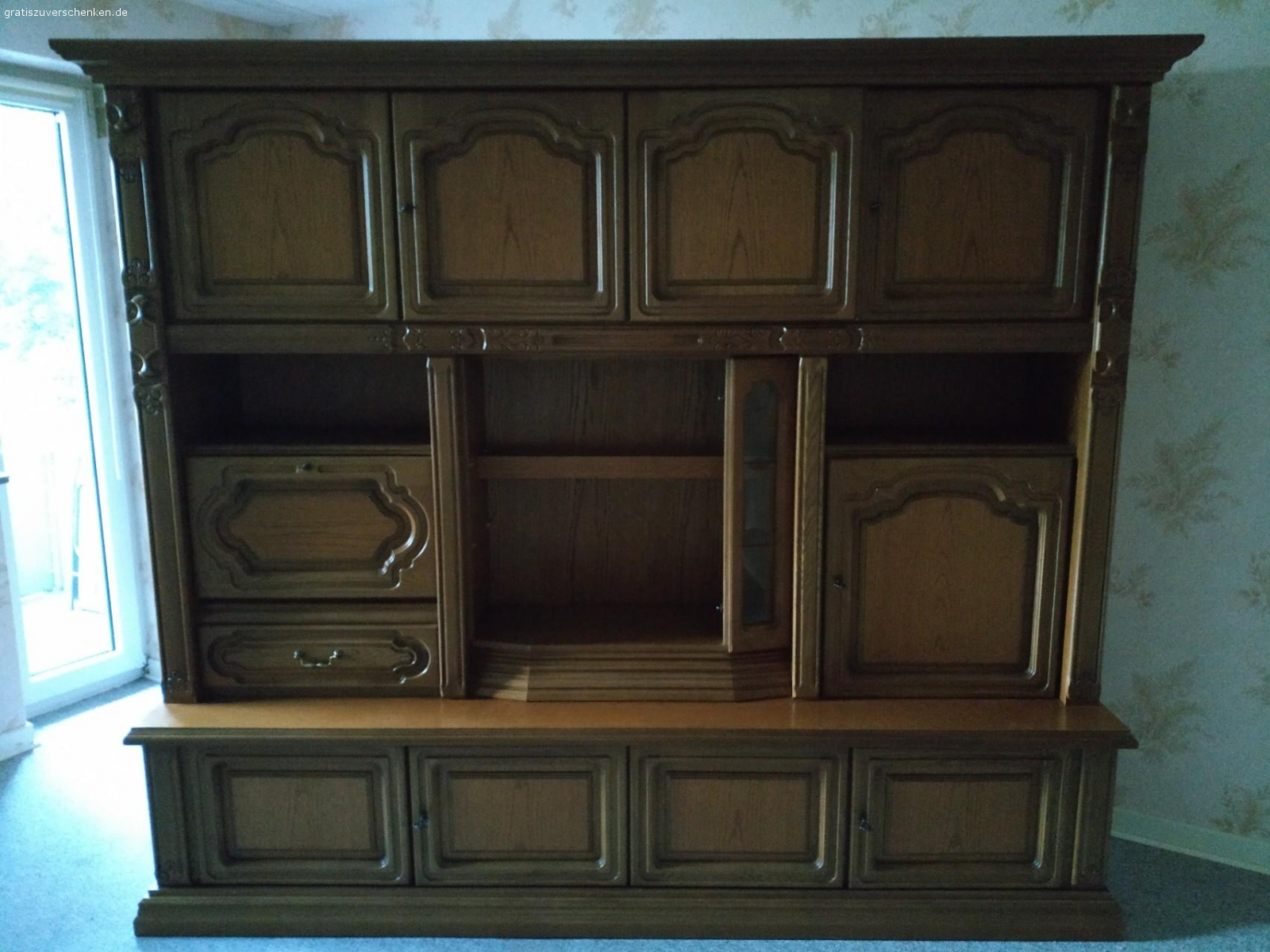 !ABSOFORT KOSTENLOS ZUM ABHOLEN!. 2 Möbel:

Eine große Wohnwand (1-4. Bild) aus Eichenholz im top Zustand, bereits paar teile demontiert (4. Bild).

Beides KOSTENLOS zum abholen, je früher desto besser. Die erste Zusage bekommt es