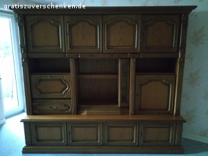 !ABSOFORT KOSTENLOS ZUM ABHOLEN!. 2 Möbel:

Eine große Wohnwand (1-4. Bild) aus Eichenholz im top Zustand, bereits paar teile demontiert (4. Bild).

Beides KOSTENLOS zum abholen, je früher desto besser. Die erste Zusage bekommt es