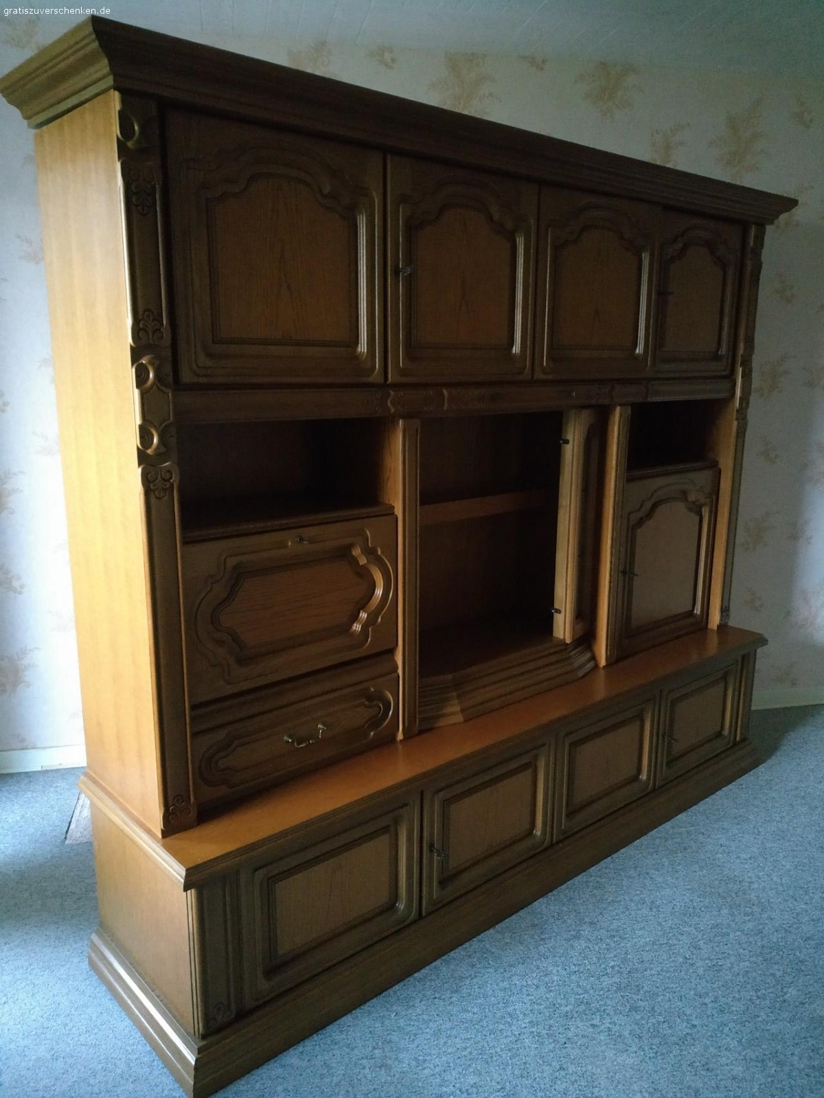 !ABSOFORT KOSTENLOS ZUM ABHOLEN!. 2 Möbel:

Eine große Wohnwand (1-4. Bild) aus Eichenholz im top Zustand, bereits paar teile demontiert (4. Bild).

Beides KOSTENLOS zum abholen, je früher desto besser. Die erste Zusage bekommt es