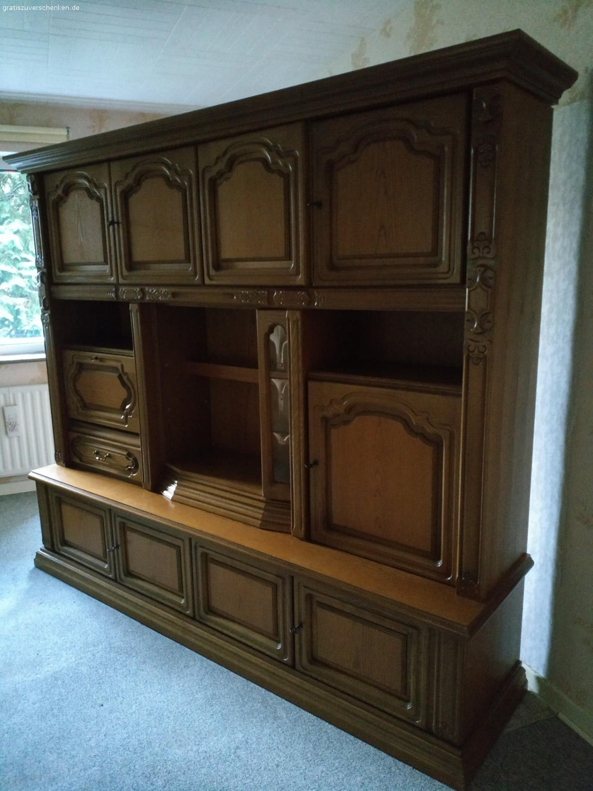 !ABSOFORT KOSTENLOS ZUM ABHOLEN!. 2 Möbel:

Eine große Wohnwand (1-4. Bild) aus Eichenholz im top Zustand, bereits paar teile demontiert (4. Bild).

Beides KOSTENLOS zum abholen, je früher desto besser. Die erste Zusage bekommt es