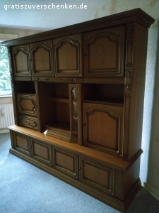 !ABSOFORT KOSTENLOS ZUM ABHOLEN!. 2 Möbel:

Eine große Wohnwand (1-4. Bild) aus Eichenholz im top Zustand, bereits paar teile demontiert (4. Bild).

Beides KOSTENLOS zum abholen, je früher desto besser. Die erste Zusage bekommt es