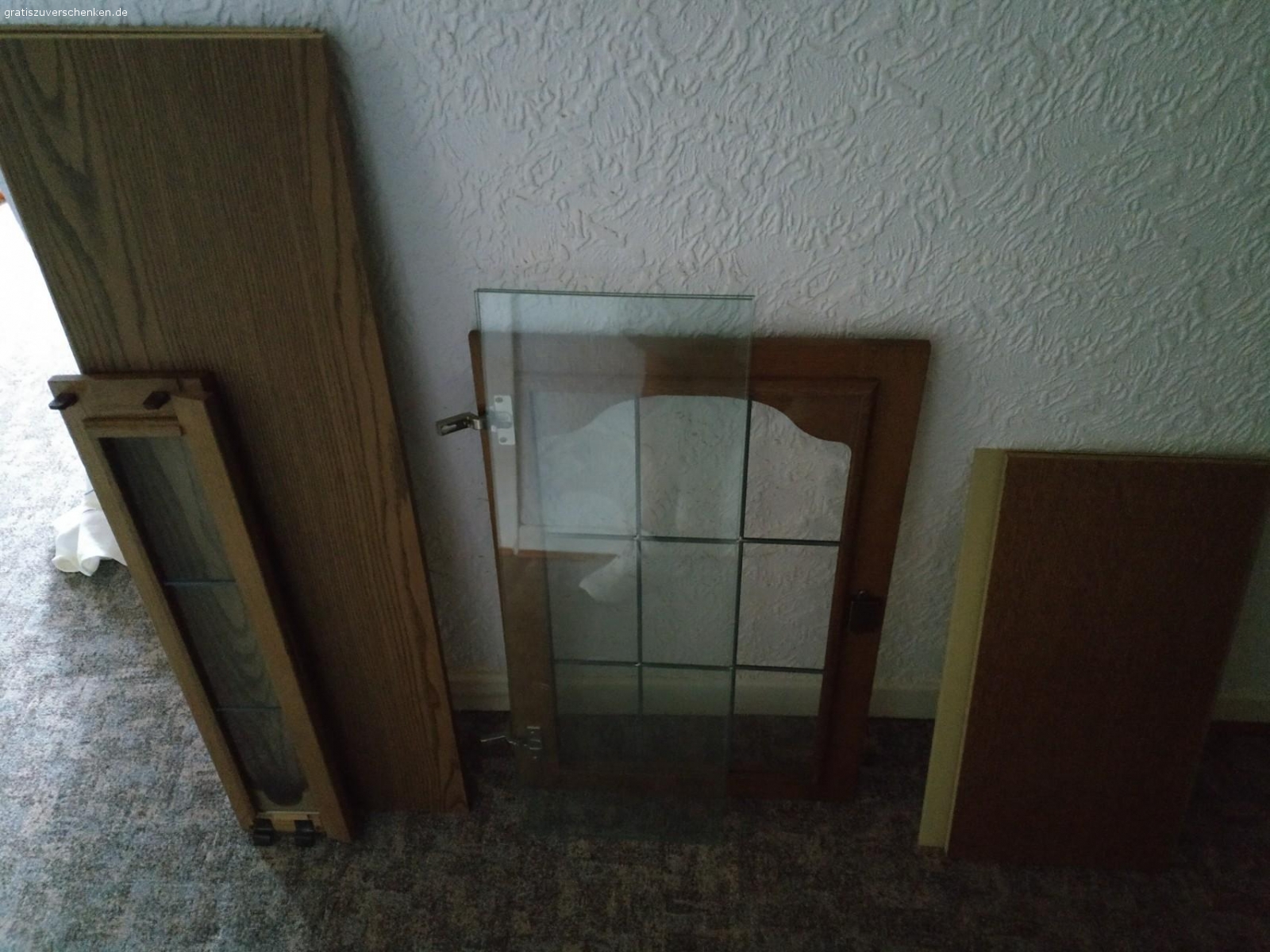 !ABSOFORT KOSTENLOS ZUM ABHOLEN!. 2 Möbel:

Eine große Wohnwand (1-4. Bild) aus Eichenholz im top Zustand, bereits paar teile demontiert (4. Bild).

Beides KOSTENLOS zum abholen, je früher desto besser. Die erste Zusage bekommt es