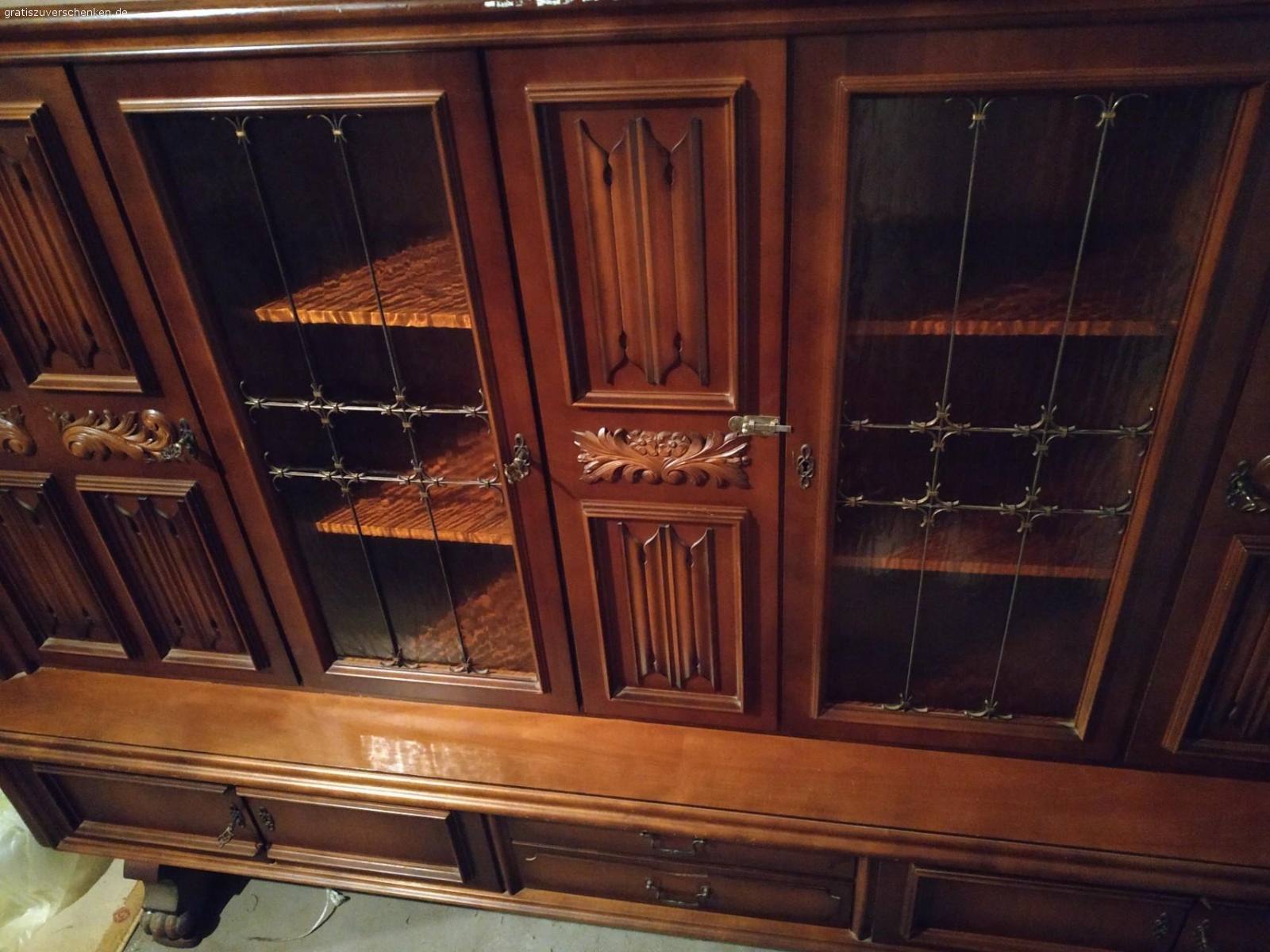 !ABSOFORT KOSTENLOS ZUM ABHOLEN!. Eine große Kommode, ebenfalls aus Eichenholz im sehr gutem Zustand mit wenigen Gebrauchsspuren. Voll funktionsfähig!

Beides KOSTENLOS zum abholen, je früher desto besser. Die erste Zusage bekommt es, schnell melden sonst vergriffen!