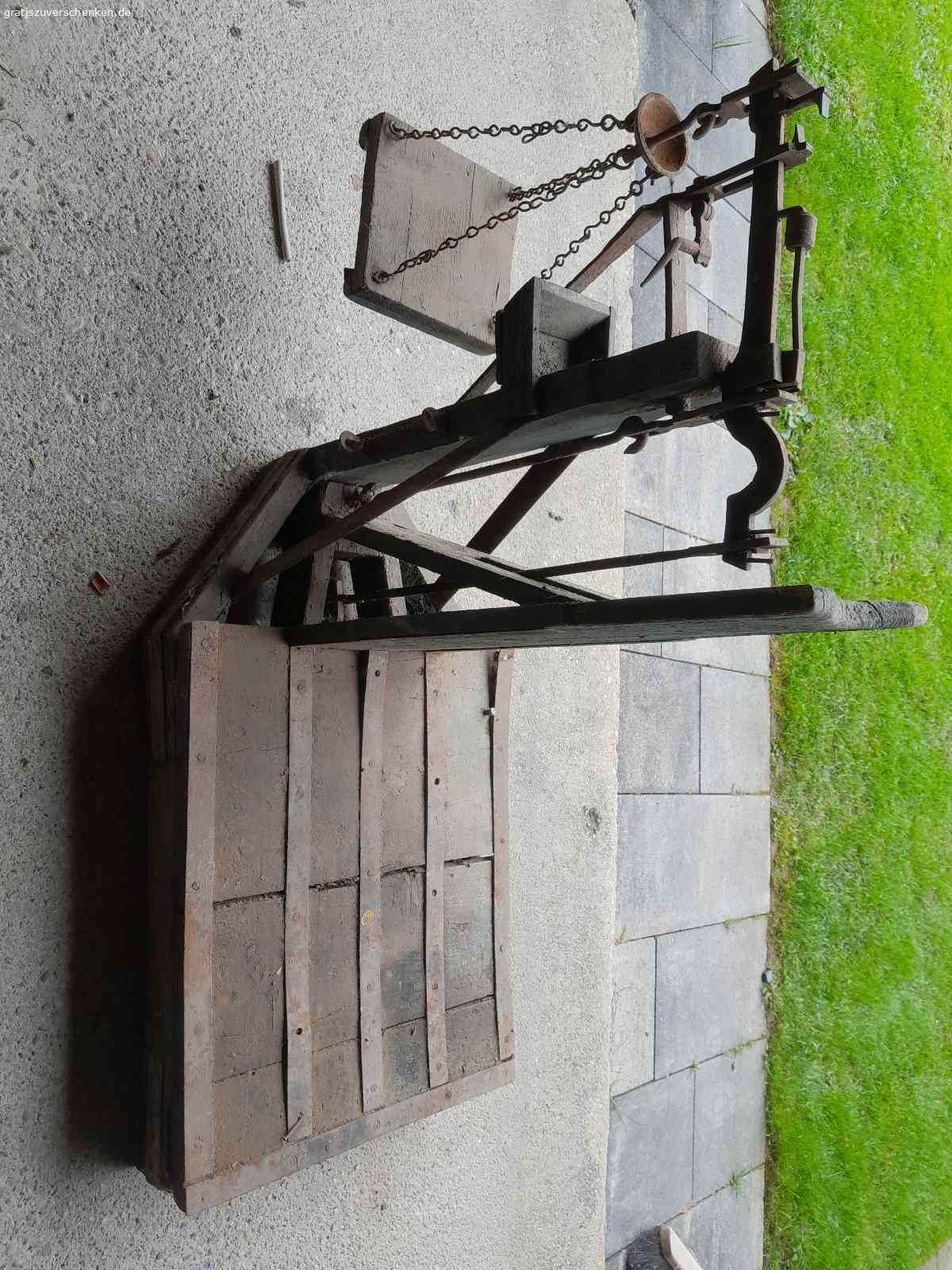 Alte Dezimalwaage zu verschenken. Verschenke gegen Abholung alte Dezimalwaage mit Gewichten.