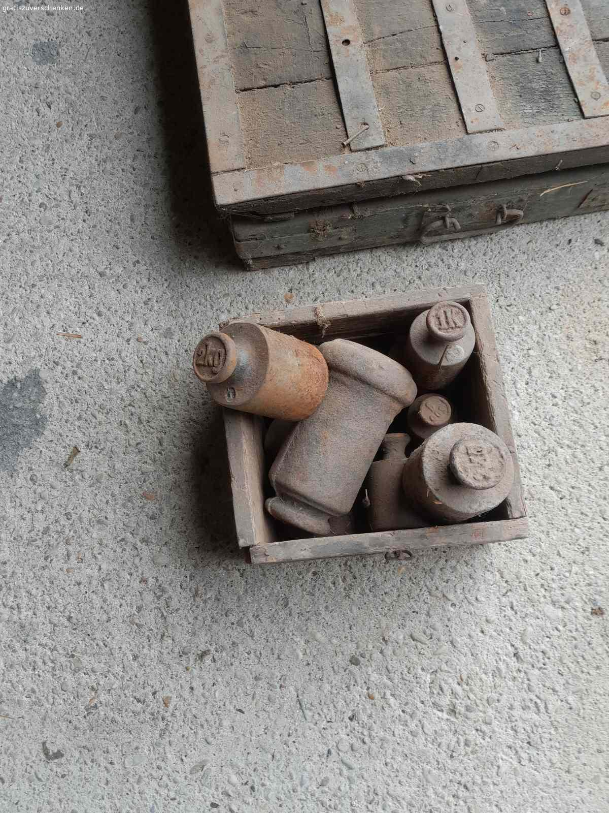 Alte Dezimalwaage zu verschenken. Verschenke gegen Abholung alte Dezimalwaage mit Gewichten.