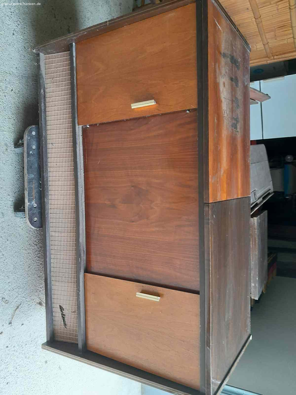 Alte Kombitruhe zu verschenken. Alte Kombitruhe ohne Fernseher gegen Abholung zu verschenken, funktion wurde nicht geprüft.
