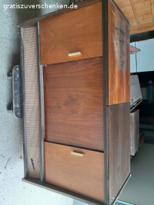 Alte Kombitruhe zu verschenken. Alte Kombitruhe ohne Fernseher gegen Abholung zu verschenken, funktion wurde nicht geprüft.