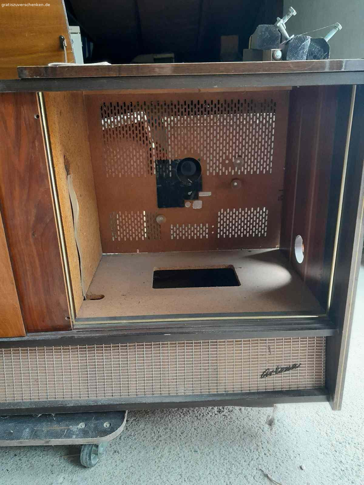 Alte Kombitruhe zu verschenken. Alte Kombitruhe ohne Fernseher gegen Abholung zu verschenken, funktion wurde nicht geprüft.