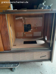 Alte Kombitruhe zu verschenken. Alte Kombitruhe ohne Fernseher gegen Abholung zu verschenken, funktion wurde nicht geprüft.