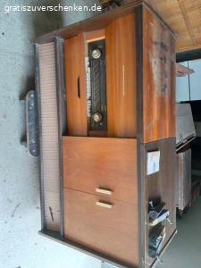Alte Kombitruhe zu verschenken. Alte Kombitruhe ohne Fernseher gegen Abholung zu verschenken, funktion wurde nicht geprüft.