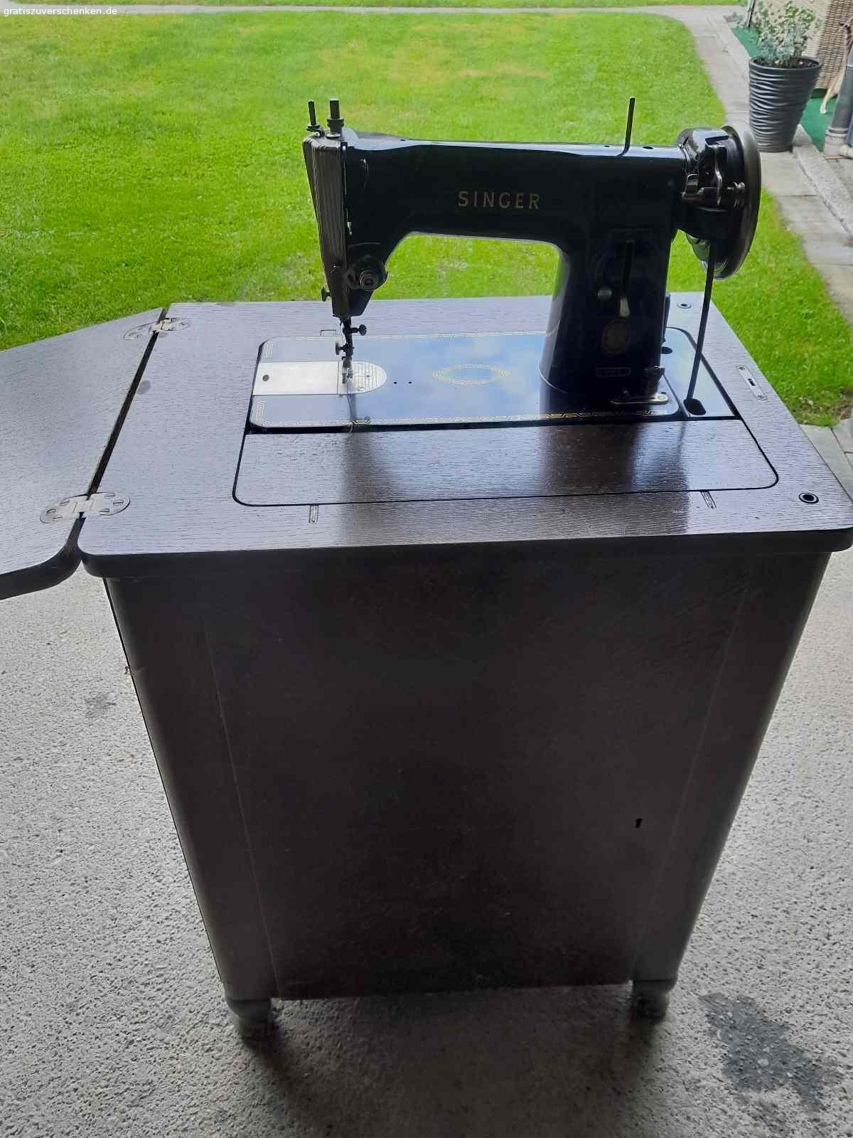 Alte Nähmaschine zu verschenken. Alte Singer Nähmaschine für Dekozwecke gegen Abholung zu verschenken