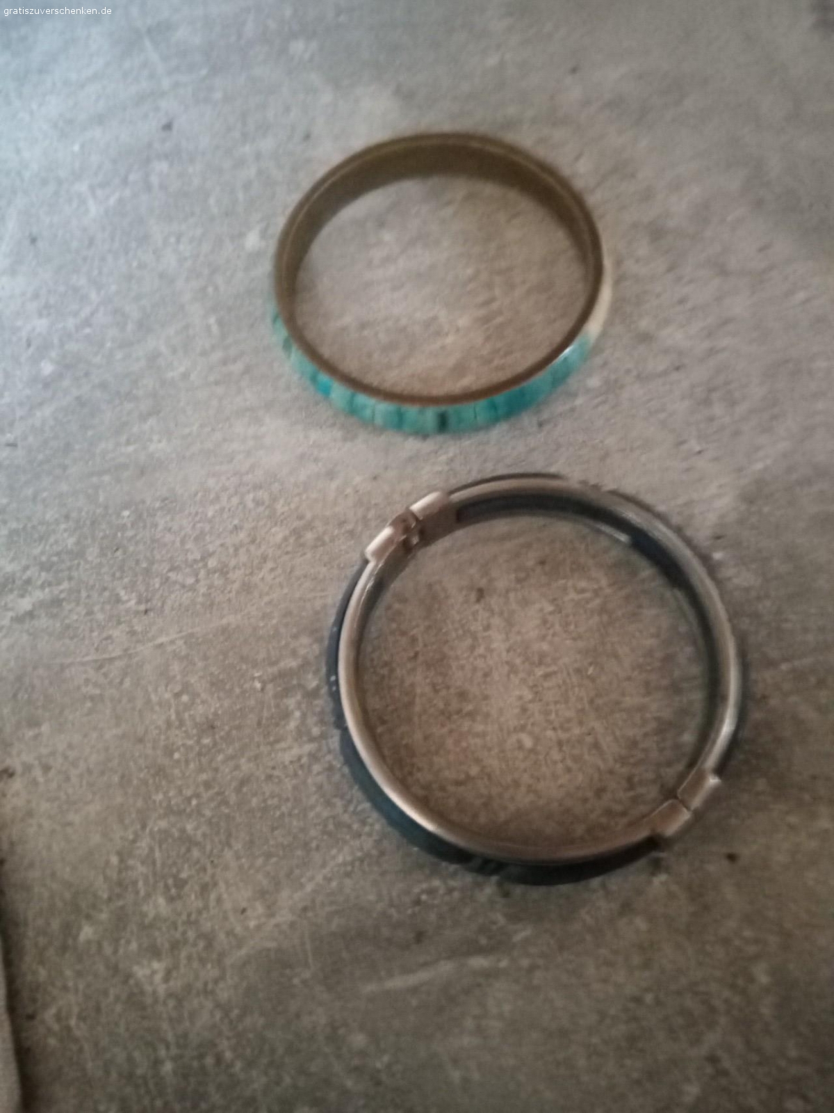 Armreifen. verschenke zwei Armreifen versand ist möglich für 2 €