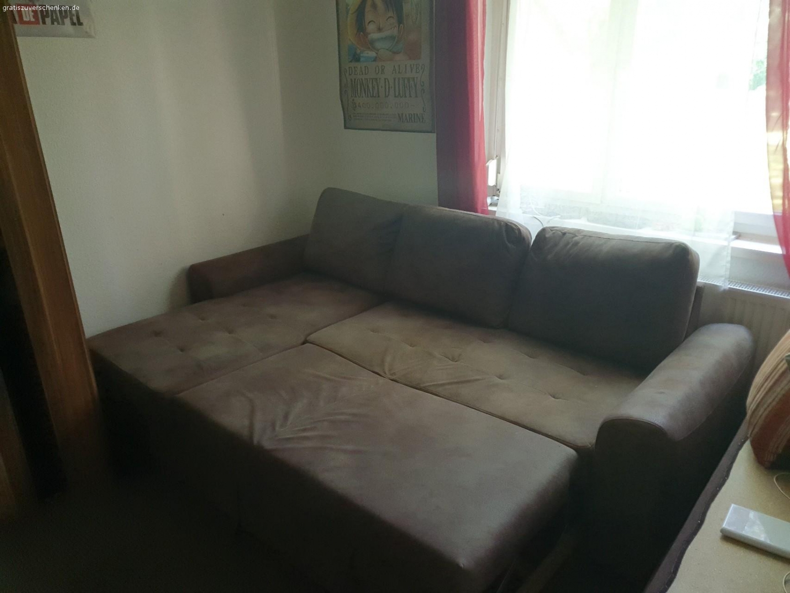 aufklapp Sofa braun verschenken. braunes Sofa, Ausklappbar zu verschenken
höhe: ca 100 cm
breite: ca. 250 cm
Tiefe: ca. 100 eingefahren, ca. 160 cm ausgefahren oder die lange seite

Sofa besteht aus drei abnehmbaren Teilen, + 3 Kissen.

Nur Selbstabholer und Ergeschoss ^^