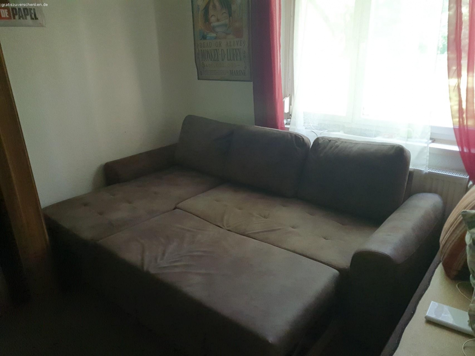 aufklapp Sofa braun verschenken. braunes Sofa, Ausklappbar zu verschenken
höhe: ca 100 cm
breite: ca. 250 cm
Tiefe: ca. 100 eingefahren, ca. 160 cm ausgefahren oder die lange seite

Sofa besteht aus drei abnehmbaren Teilen, + 3 Kissen.

Nur Selbstabholer und Ergeschoss ^^