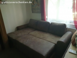 aufklapp Sofa braun verschenken. braunes Sofa, Ausklappbar zu verschenken
höhe: ca 100 cm
breite: ca. 250 cm
Tiefe: ca. 100 eingefahren, ca. 160 cm ausgefahren oder die lange seite

Sofa besteht aus drei abnehmbaren Teilen, + 3 Kissen.

Nur Selbstabholer und Ergeschoss ^^