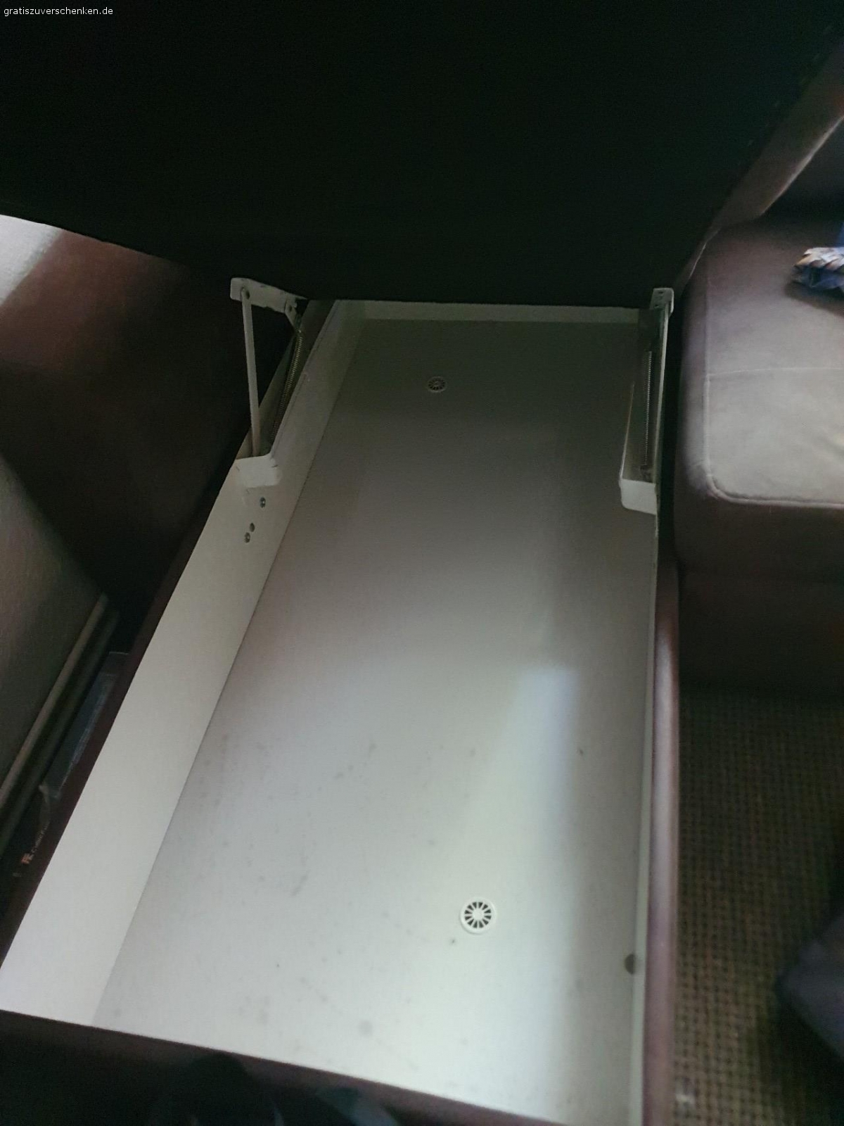 aufklapp Sofa braun verschenken. braunes Sofa, Ausklappbar zu verschenken
höhe: ca 100 cm
breite: ca. 250 cm
Tiefe: ca. 100 eingefahren, ca. 160 cm ausgefahren oder die lange seite

Sofa besteht aus drei abnehmbaren Teilen, + 3 Kissen.

Nur Selbstabholer und Ergeschoss ^^