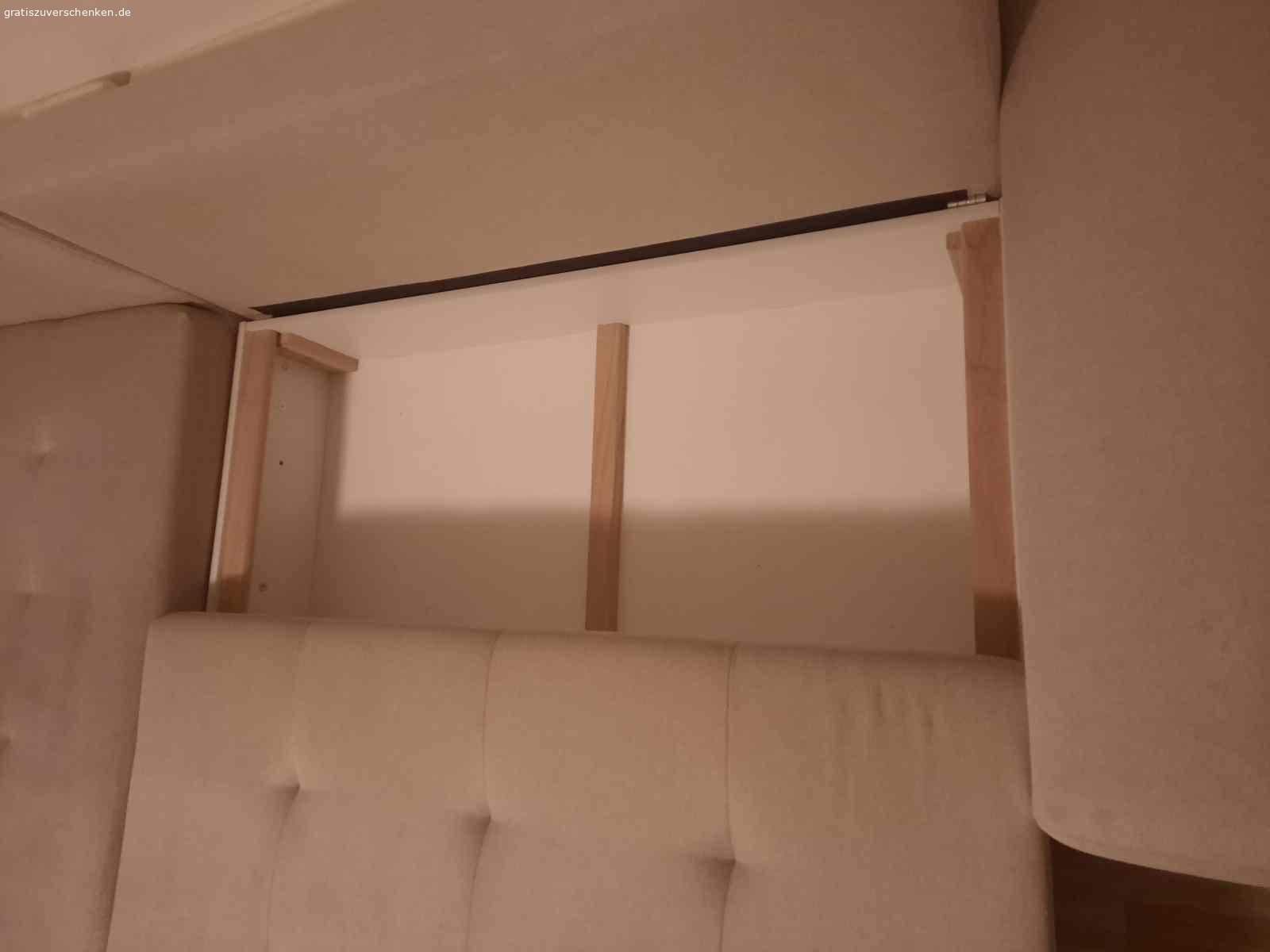 Ausziehbare Eckcouch. Ausziehbare Eckcouch in gutem Zustand zu verschenken. 
Maße: ca. 2,80m breit und 1, 85m tief.