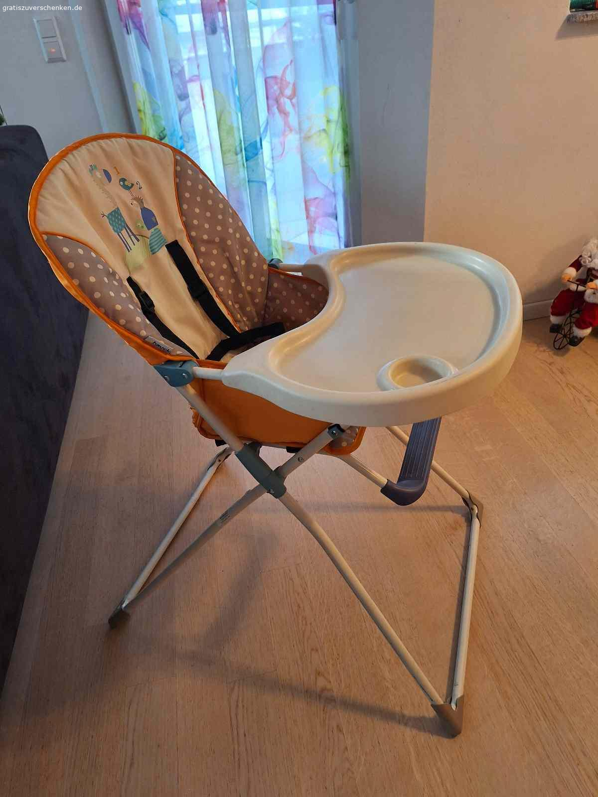 Baby-Hochstuhl. Zur Abholung zu verschenken. Sehr gut erhalten, Stahlrohrgestell, zusammenklappbar,  Stoffsitz mit Gurten und Tischplatte.