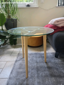 Beistelltisch mit Glasplatte