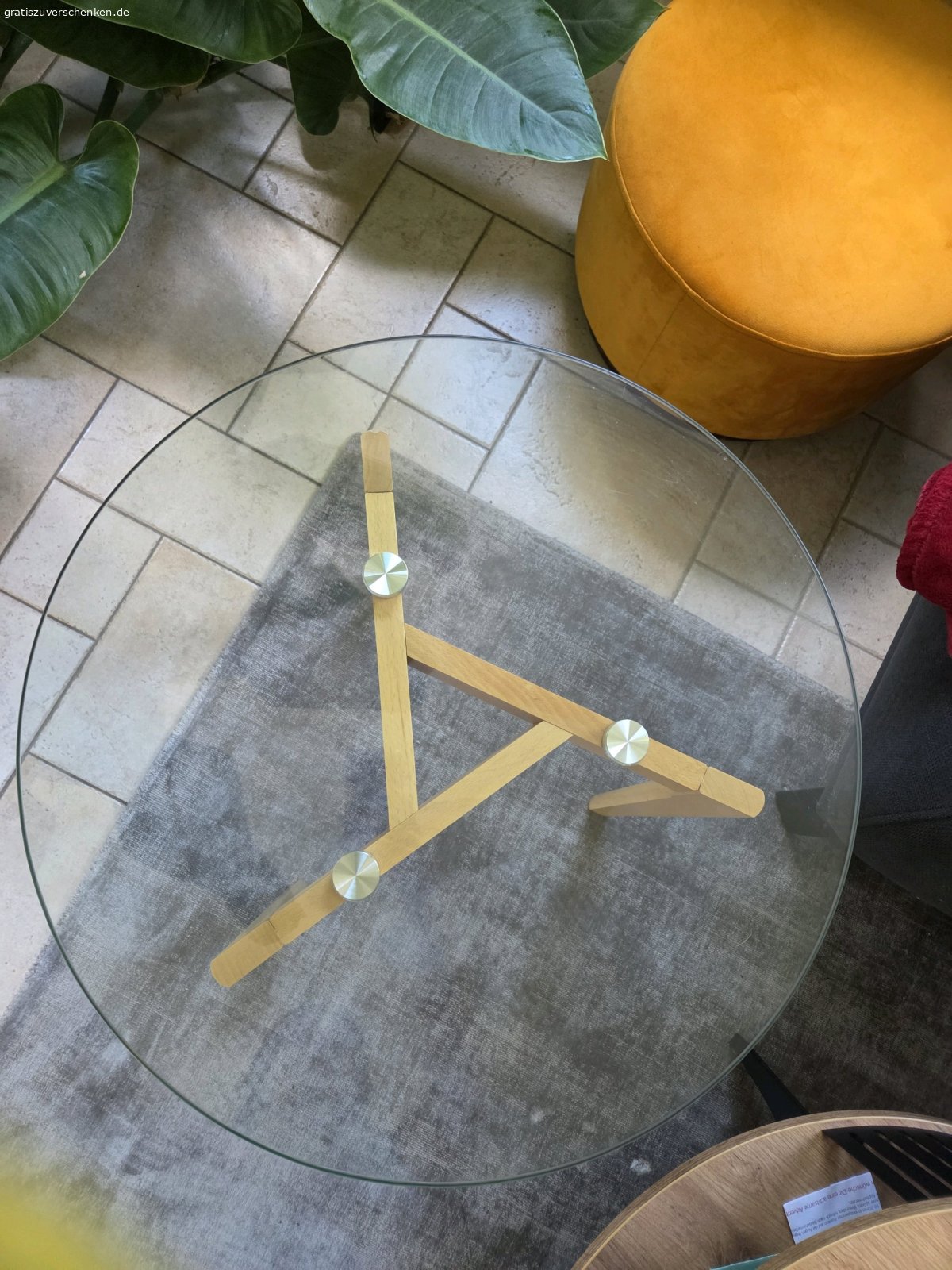 Beistelltisch mit Glasplatte. Ich verschenke diesen Beistelltisch mit Glasplatte
Maße (Höhe, Durchmesser Platte): 
56cm, 55cm