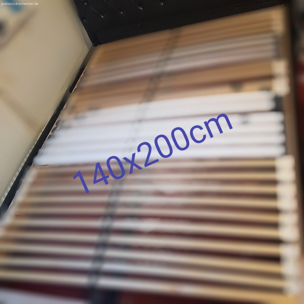 Bett 140x200 cm. Bett 140x200cm

 Haustierfreierhaushalt!
 Nichtraucher !

Tausche Bett gegen Toilettenpapier orginalverpackt 10 Rollen ,
min.3 lagig ,
Seitenteil beschädigt kann man aber reparieren.

NUR AN SELBSTABHOLER!!!
Bett ist demontiert daher leichter Transport.