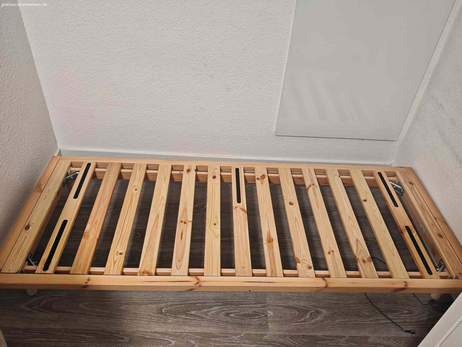 Bett mit zwei Matratzen. Farbe: Weiß / Holzrahmen
Zustand: gebraucht, aber in gutem Zustand
Details: inklusive zwei Matratzen, stabil und sofort nutzbar