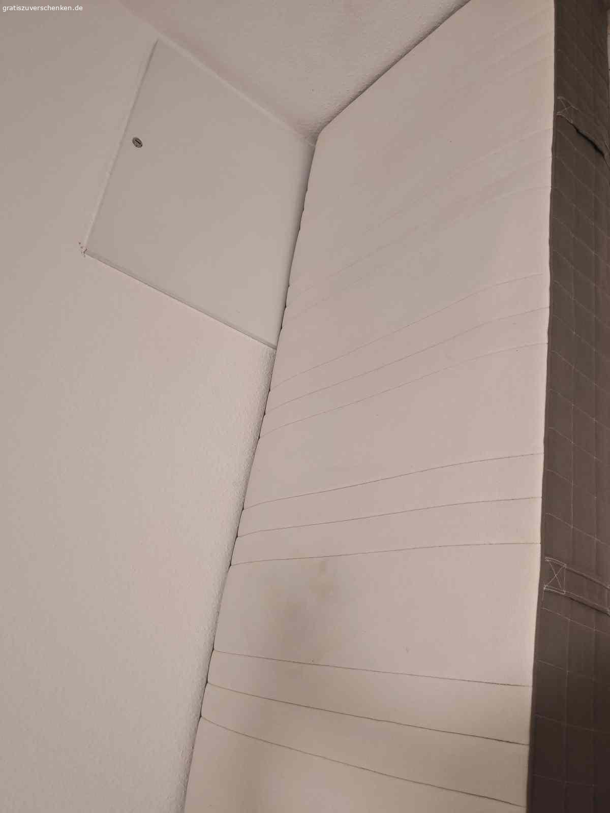 Bett mit zwei Matratzen. Farbe: Weiß / Holzrahmen
Zustand: gebraucht, aber in gutem Zustand
Details: inklusive zwei Matratzen, stabil und sofort nutzbar