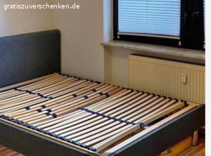 ? Bett und Kleider eckig Schrank. 140 breit  gute wie neu und  Schrank sehr schön breit 140 und 200 hoch 

Selbst abhole Dankeschön