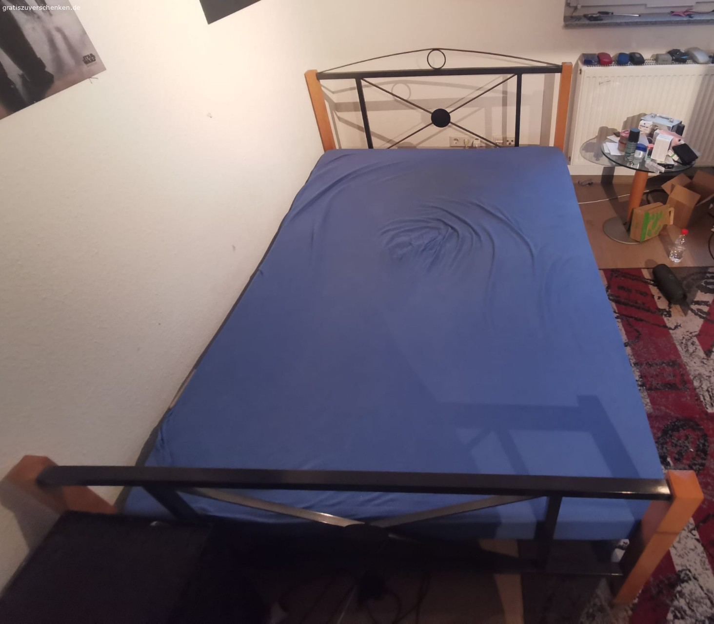 Bett. Verschenke ein 1,40 x 2,00 m Bett ohne Matratze. Am Lattenrost müssen 2 Latten ersetzt werden.