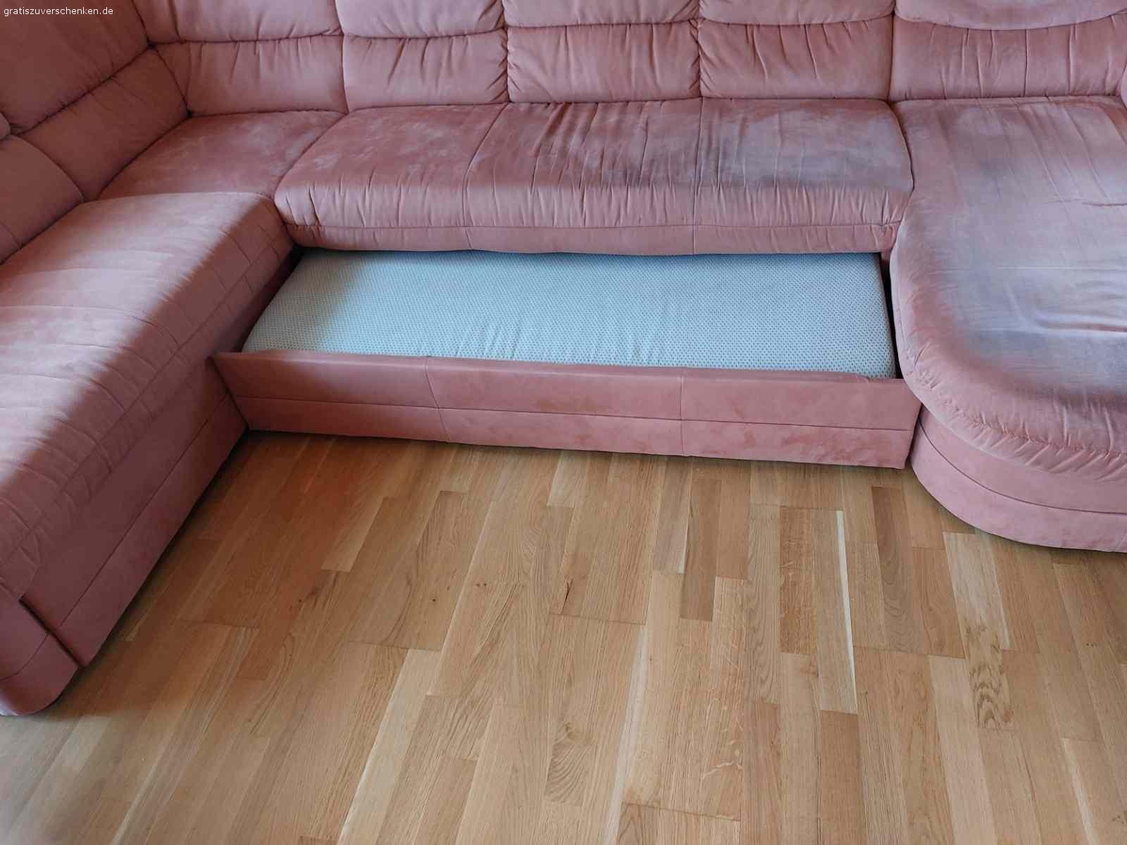Bettsofa Garnitur. Wir sind eben umgezogen und der Bettsofa Garnitur passt nicht in unser neuen Wohnzimmer.  Ein Teil habe ich schon entsorgt (die Rechte Teil im Bild) da er nicht mehr in Ordnung war. Die Kompletten Garnitur ist aber noch vollkommen in Ordnung.  Die Bettsofa Maße im Winkelformat sind: 2060 X 2020 X 940 Breit und 940 Hoch. Die Sessel Maße sind: 960 X 940 X 940 Hoch