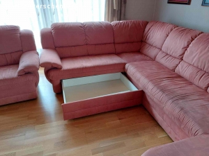 Bettsofa Garnitur. Wir sind eben umgezogen und der Bettsofa Garnitur passt nicht in unser neuen Wohnzimmer.  Ein Teil habe ich schon entsorgt (die Rechte Teil im Bild) da er nicht mehr in Ordnung war. Die Kompletten Garnitur ist aber noch vollkommen in Ordnung.  Die Bettsofa Maße im Winkelformat sind: 2060 X 2020 X 940 Breit und 940 Hoch. Die Sessel Maße sind: 960 X 940 X 940 Hoch