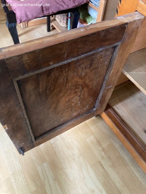 Biedermeierschrank. Biedermeierschrank zu verschenken. 
Bedarf etwas der Aufarbeitung.