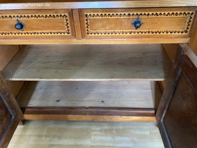 Biedermeierschrank. Biedermeierschrank zu verschenken. 
Bedarf etwas der Aufarbeitung.