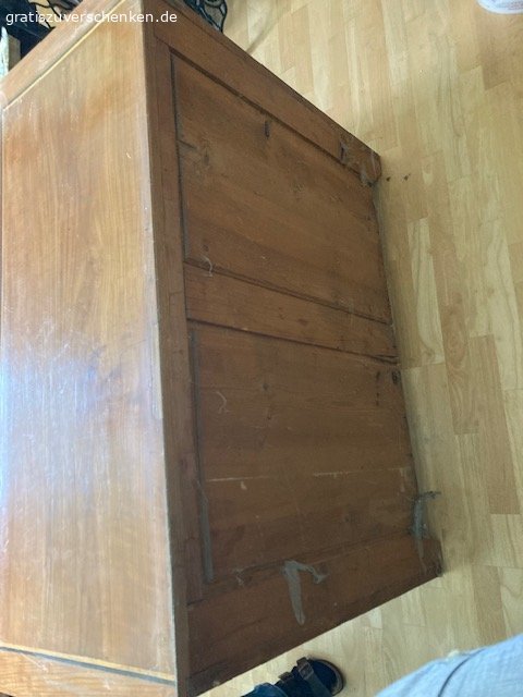 Biedermeierschrank. Biedermeierschrank zu verschenken. 
Bedarf etwas der Aufarbeitung.