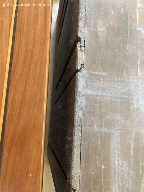 Biedermeierschrank. Biedermeierschrank zu verschenken. 
Bedarf etwas der Aufarbeitung.