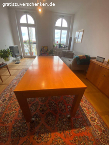 Biete Holztisch 180 mal 80 cm. Biete Holztisch an Selbstabholer in Moabit