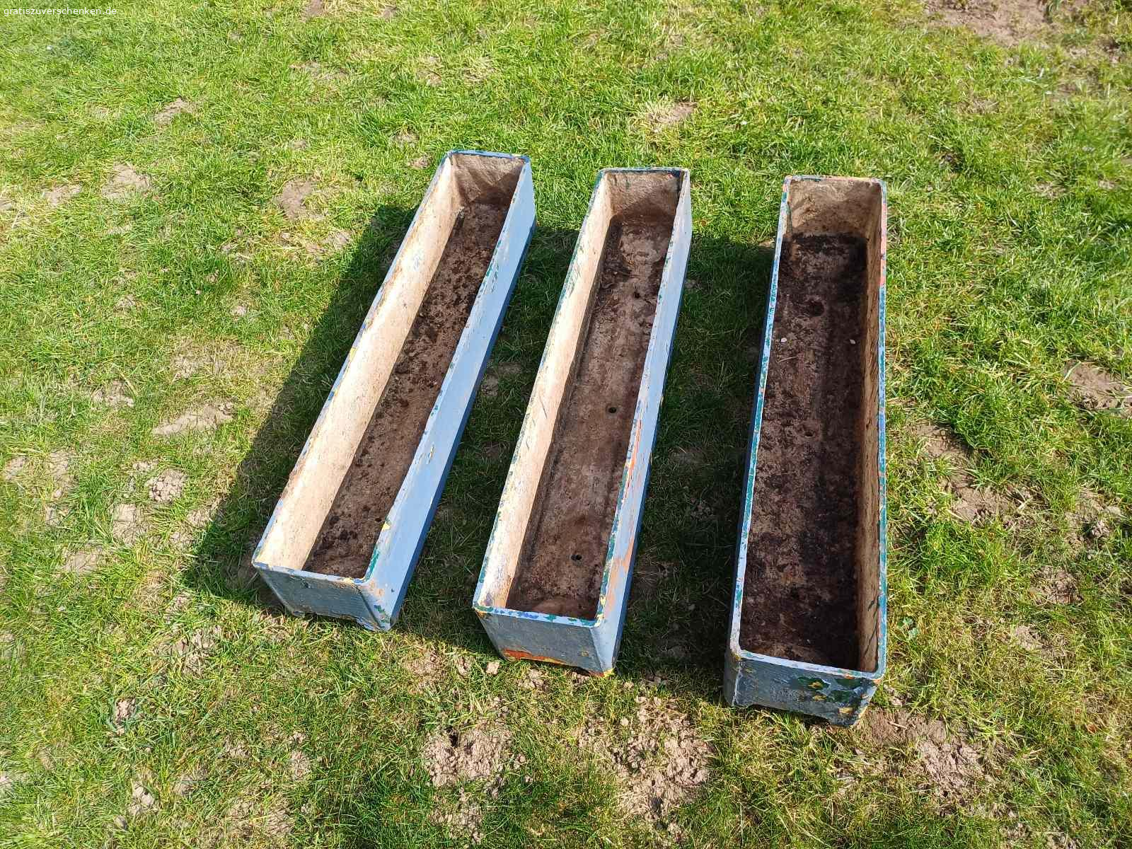 Blumenkästen. Drei Blumenkästen abzugeben.
Diese müssten neu gestrichen werden