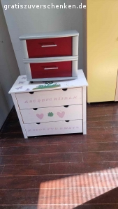 Couch, Kinder Schreibtisch und Schrank. Zu verschenken